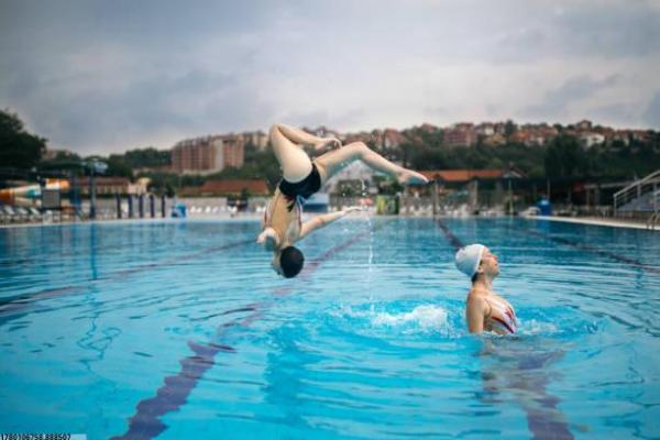 体育项目谜语：“两个裸男”意指何种运动？